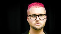 Christopher Wylie, un Britanno-Colombien âgé de 28 ans, avait commencé à élaborer des stratégies pour déterminer comment profiter des données collectées sur les médias sociaux lorsqu'il travaillait au bureau du chef du Parti libéral. Il a par la suite travaillé pour l'entreprise Cambridge Analytica au coeur d'un important scandale politique aux États-Unis. Photo : CBC