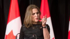 La ministre canadienne des Affaires étrangères, Chrystia Freeland, a emboîté le pas aux alliés britannique et américain en condamnant le 19 mars dernier l'attaque russe. Photo : Reuters/Christinne Muschi