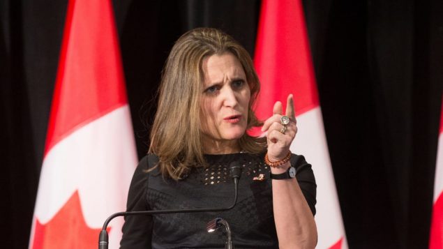 La ministre canadienne des Affaires étrangères, Chrystia Freeland, a emboîté le pas aux alliés britannique et américain en condamnant le 19 mars dernier l'attaque russe. Photo : Reuters/Christinne Muschi