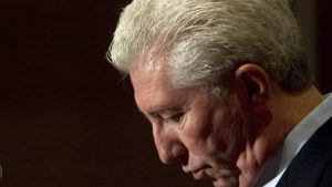 Gilles Duceppe annonce son départ à la suite de la défaite électorale de 2011. Photo : La Presse canadienne/Ryan Remiorz. Aux élections de 2011, la vague orange néo-démocrate de Jack Layton balaie le Québec, reléguant le Bloc au rôle de tiers parti. Le Bloc passe de 49 députés à 4, et perd même son statut de parti officiel à la Chambre des communes. Son chef Gilles Duceppe quitte le navire.