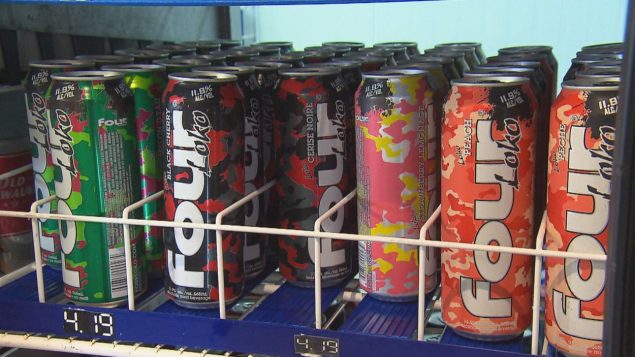 Des canettes de Four Loko dans un dépanneur Photo : Radio-Canada