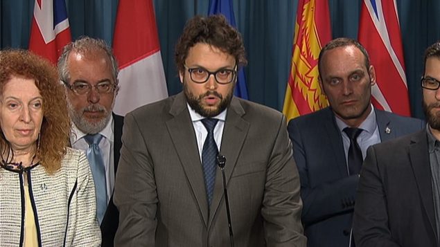 Gabriel Ste-Marie n'a pas mâché ses mots lorsqu'il s'est adressé à la presse avec six de ses collègues mercredi après-midi. Photo : Radio-Canada