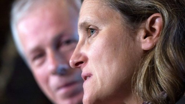 Stéphane Dion, ancien chef diplomatique du Canada et Christia Freeland sa rempaçante. Photo : La Presse canadienne