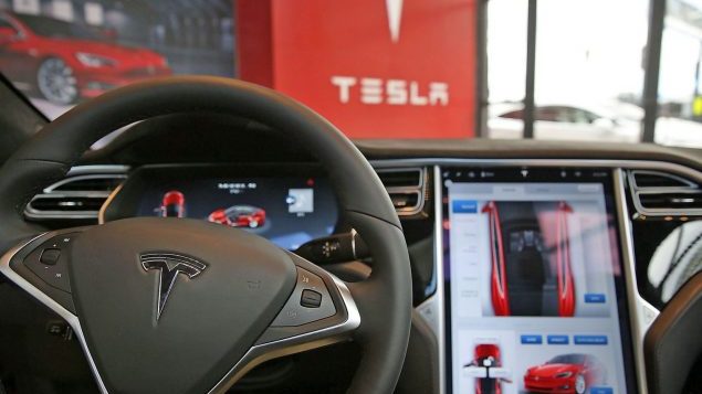 Photo: Spencer Platt Getty Images Agence France-Presse Tesla a commercialisé au Canada des modèles de voiture dotés de programmes pouvant permettre une conduite quasi autonome.