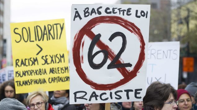 Des manifestants qui protestaient l'automne dernier contre la nouvelle loi québécoise sur la neutralité religieuse qui prévoit que les services gouvernementaux doivent être livrés et reçus à visage découvert. Photo : Radio-Canada