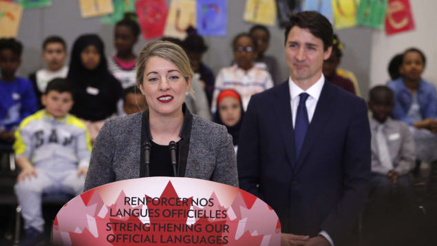 La ministre du Patrimoine canadien, Mélanie Joly, annonçant les détails du Plan d'action sur les langues officielles aux côté du premier ministre Justin Trudeau. Photo : La Presse canadienne/Patrick Doyle