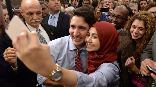 Le Premier ministre désigné Justin Trudeau pose pour un selfie avec un supporter alors qu'il participe à un rassemblement de bienvenue à Ottawa le mardi 20 octobre 2015. Crédit photo: PC / Sean Kilpatrick