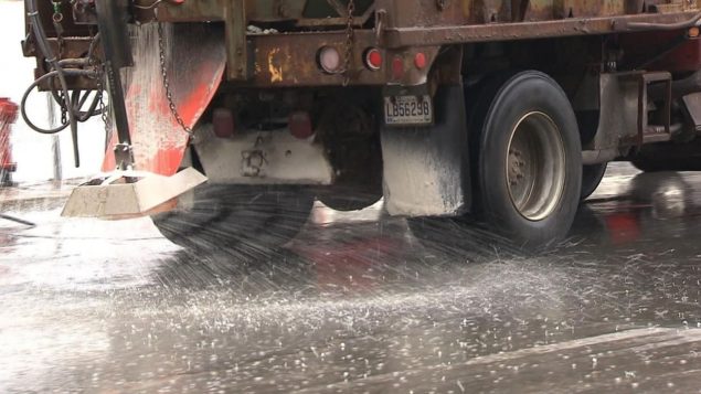 Un camion épand des sels de déglaçage. Photo : Radio-Canada