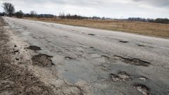 Une route en mauvais état dans un secteur rural. Photo Radio-Canada