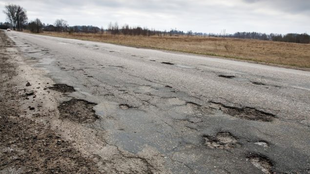 Une route en mauvais état dans un secteur rural. Photo Radio-Canada