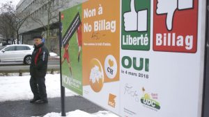 Affiches référendaires appelant au vote en Suisse. Photo : Radio-Canada/Hubert Rioux