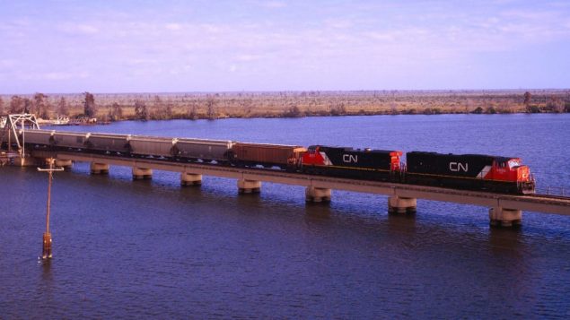 Les modifications à la Loi sur les transports au Canada permettront aux producteurs de grain d'avoir un droit d'arbitrage face aux transporteurs ferroviaires en cas de retard de livraison. Photo : Courtoisie CN