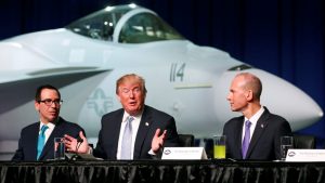 Le président Trump accompagné du secrétaire au Trésor Steve Mnuchin (à gauche) et du patron de Boeing, Dennis Muilenburg, lors d'une table ronde privée à Saint-Louis, au Missouri. Photo : Reuters/Kevin Lamarque