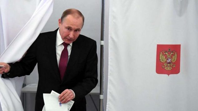 Vladimir Poutine dans un bureau de vote au moment de sa réélection cette semaine. Photo AFP