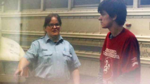 Alexandre Bissonnette est escorté au palais de justice de Québec, le 21 février 2017. PHOTO MATHIEU BÉLANGER, ARCHIVES LA PRESSE CANADIENNE