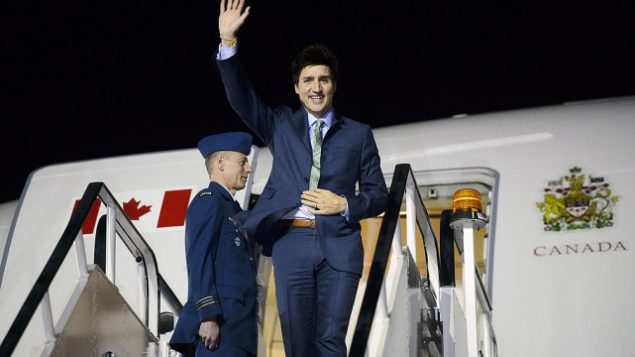 Le premier ministre canadien, Justin Trudeau, à son arrivée à l'aéroport de Londres Stansted mardi soir. Photo : SEAN KILPATRICK, PC