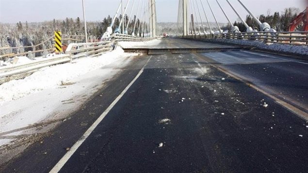 Le pont enjambant la rivière Nipigon, en Ontario, qui avait cédé le 10 janvier 2016. Photo Credit: Photo : Ashley Littlefield