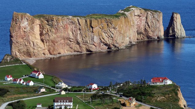 Plusieurs riverains dans le secteur de Percé ont choisi la mer, pour le meilleur. Ils voient maintenant y venir le pire. L’eau monte et les plages et les falaises partent en petits et gros morceaux, au gré des tempêtes et des marées montantes.