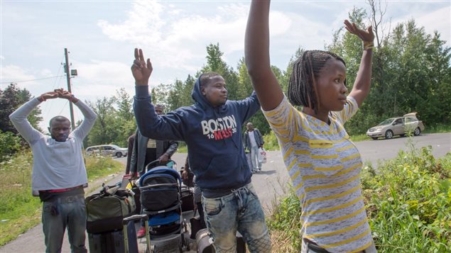 Un groupe de migrants traversent la frontière à Saint-Bernard-de-Lacolle, au Québec. Photo : Radio-Canada/Ryan Remiorz