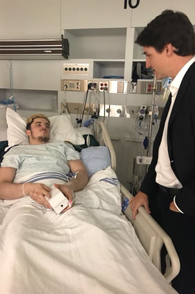 Le premier ministre Justin Trudeau s'est rendu au chevet des blessés ayant survécu à l'accident d'autocar survenu en Saskatchewan. Photo : Ryan Straschnitzki/Twitter