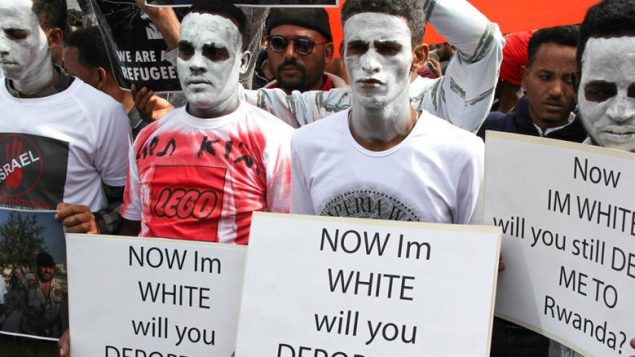 Des hommes et des femmes d'Érythrée et du Soudan manifestent silencieusement en Israël le 2 avril pour s'opposer au plan israélien d'expulser ou de détailler des milliers de réfugiés africains. (Derek Stoffel / CBC)