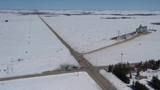 Une vue aérienne du lieu de l'accident à l'intersection de la route 335 et de l'autoroute 35. (Jonathan Hayward / Canadian Press)