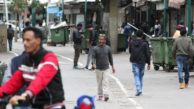 Des migrants venus de nombreux pays africains composent plus de la moitié de la population d'un quartier du sud de Tel-Aviv, selon le groupe South Tel Against the Deportations. Photo : CBC News/Derek Stoff