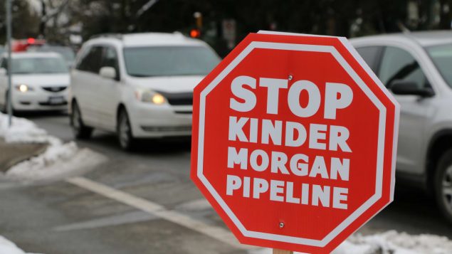 Un panneau d'opposition à Kinder Morgan à Vancouver Photo : Radio-Canada/Jon Hernandez