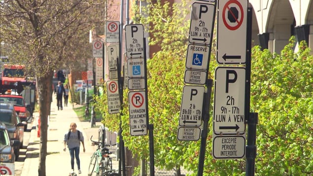 Montréal, la ville aux milles enseignes de stationnement. Photo : Radio-Canada 