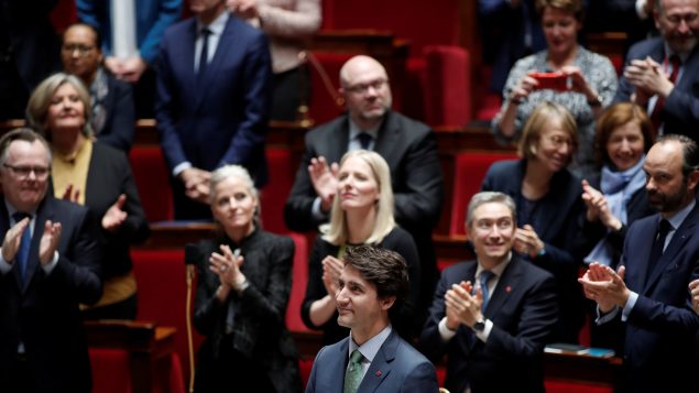 Le premier ministre canadien Justin Trudeau est applaudi par les membres du gouvernement français et les députés alors qu'il arrive pour prononcer un discours à l'Assemblée nationale à Paris, en France, le 17 avril 2018. © REUTERS/Benoit Tessier 