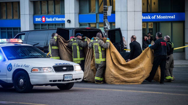 Les secours ont transporté de nombreuses victimes après cette attaque au camion-bélier. Photo : The Canadian Press/Aaron Vincent Elkaim