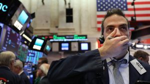 Wall Street en baisse après l'annonce des sanctions contre la Chine. Photo : Getty Images/Spencer Platt