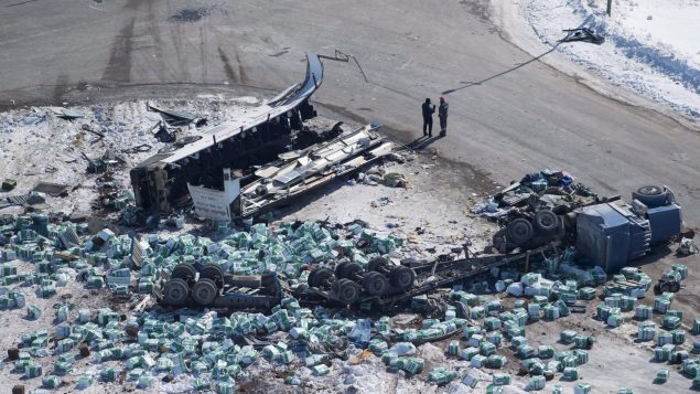 Vue aérienne de ce qu'il rest de l'autobus des Broncos de Humboldt qui est entré en colliion avec un camion le 6 avril en Saskatchewan.