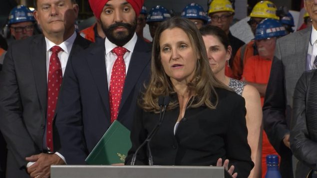 Chrystia Freeland dans une d'acier à Hamilton en Ontario le 29 juin 2018.