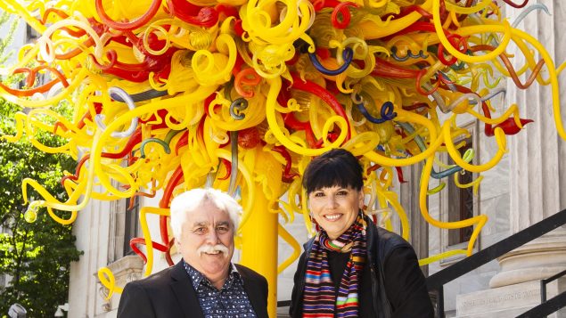 Mario Fortin et Nathalie Bondil devant le Musée des beaux-arts de Montréal qui accueillera à compter de septembre 2018 des cinéphiles.