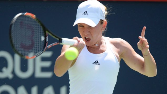 La Roumaine Simona Halep frappe une balle de tennis avec détermination lors la fibale de la Coupe Rogers 2016.
