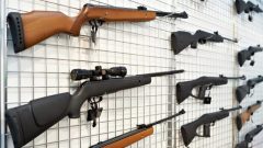 Des armes à feu en montre dans un magasin.