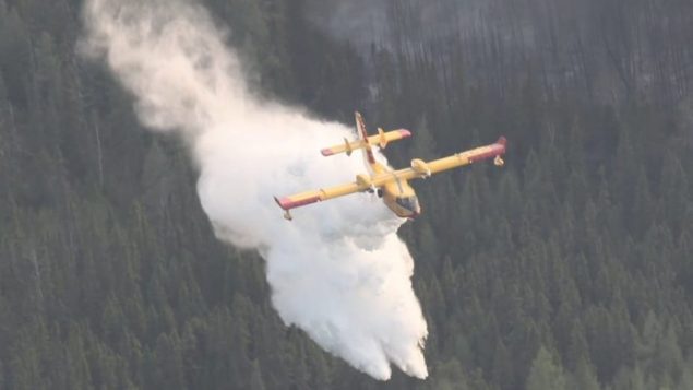 Des avions déversent de l'eau sur des feux dans le nord de l'Ontario.