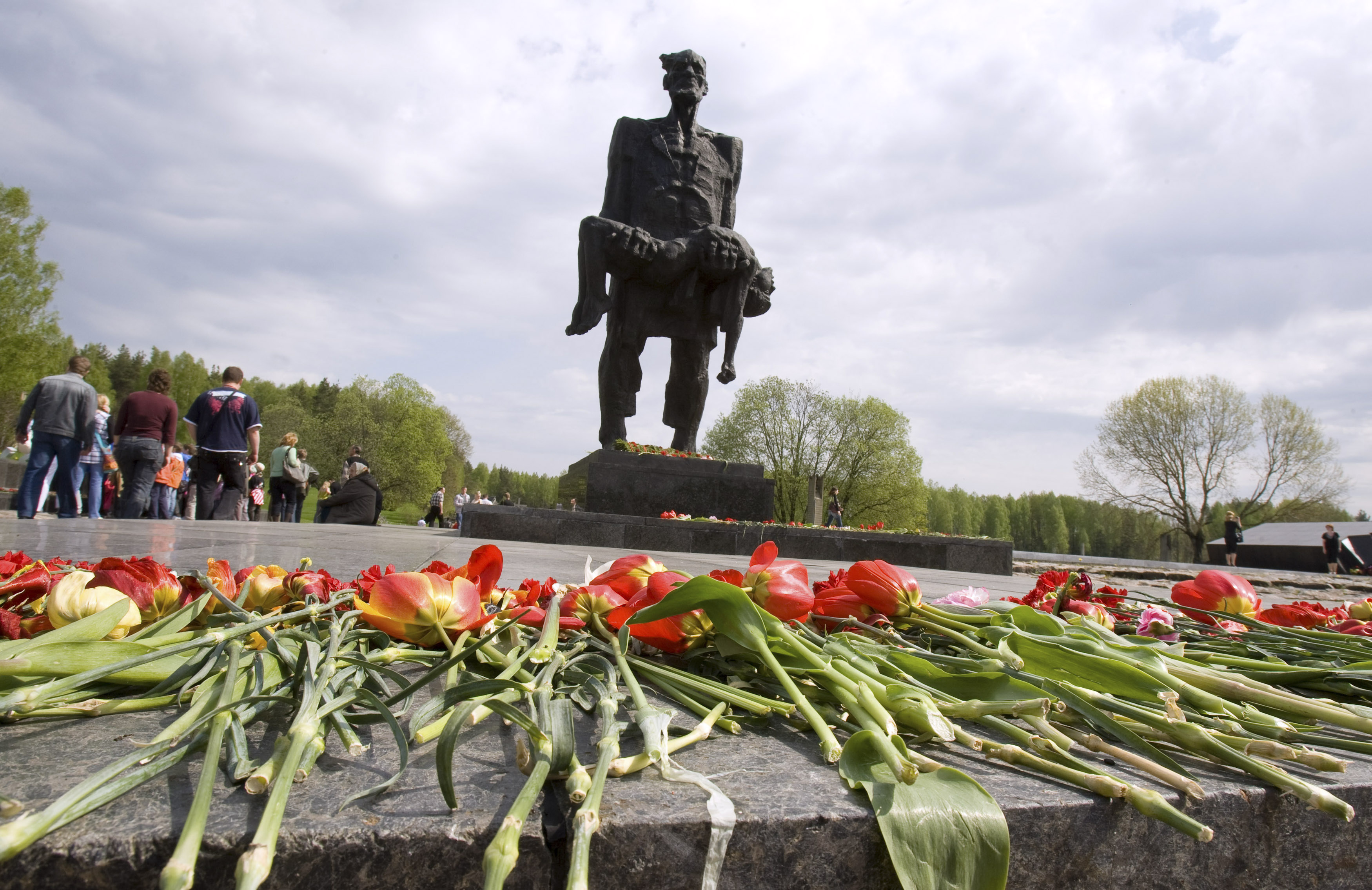 People visit a World War II memorial in the former village of Khatyn, some 60 km (37 miles) northeast of Minsk, May 8, 2010. Historians say Nazi troops killed 149 villagers, most of them children and women, and burned down their houses. The village was never restored. Belarus will mark the 65th anniversary of the victory over Nazi Germany in 1945 with a military parade on May 9. REUTERS/Vasily Fedosenko (BELARUS IMAGES OF THE DAY - Tags: ANNIVERSARY RELIGION CONFLICT) - GM1E6581N9M01