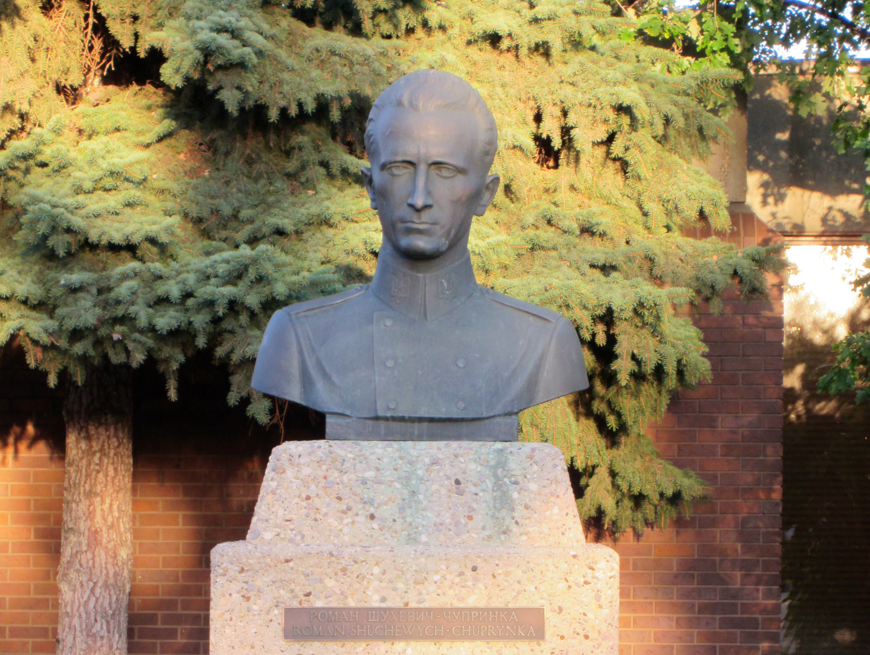 Ce monument à la mémoire de Roman Choukhevytch, commandant suprême de l'Armée d’insurrection ukrainienne de 1943 à 1950, date de sa mort, a été érigé dans les années 1970 à l'entrée du Ukrainian Youth Unity Complex à North Edmonton, en Alberta. Canada. (Photo: gracieuseté de John-Paul Himka)