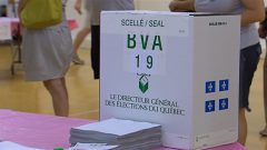 Une des boîtes de scrutin dans laquelle on dépose les bulletins de vote au Québec.