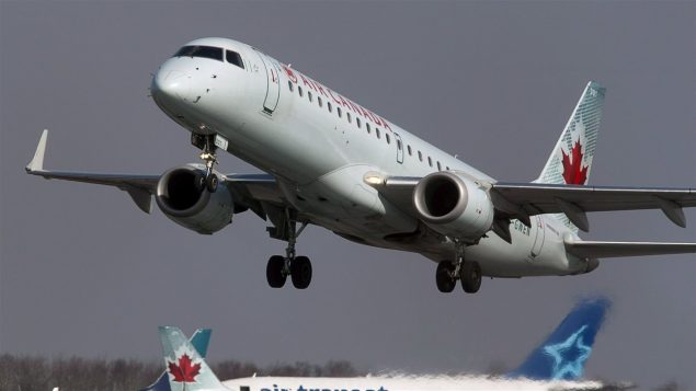 Un avion d'Air Canada en plein décollage.