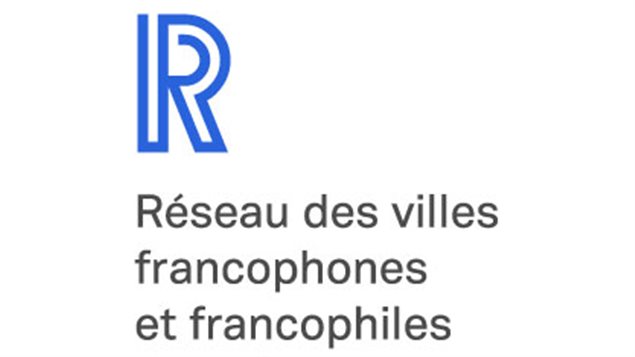 Un grand R bleu et l'inscription Réseau des villes francophones et francophiles