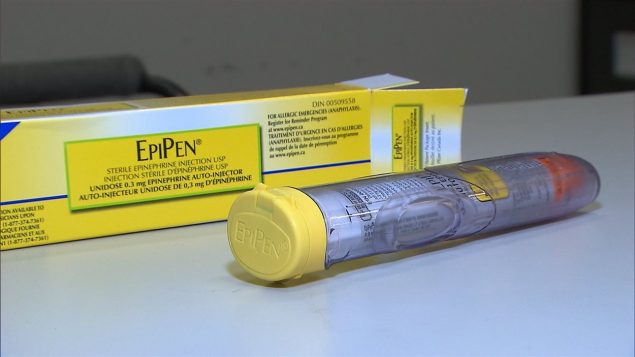 Un stylo auto-injecteur jaune de marque Epipen.