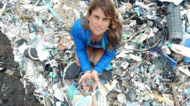 La scientifique Sarah-Jeanne Royer tient des microplastiques dans ses mains sur la plus grand île d'Hawaï.