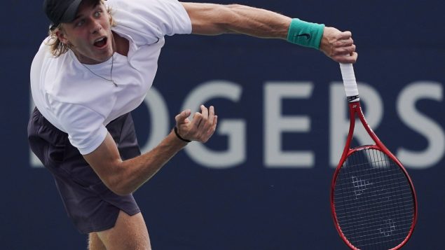 Le Canadien Denis Shapovalov décoche une puissant service en direction de l'Italien Fabio Fognini à Toronto.