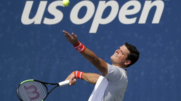 Milos Raonic s'élance pour servir contre Gilles Simon à Flushing Meadows.