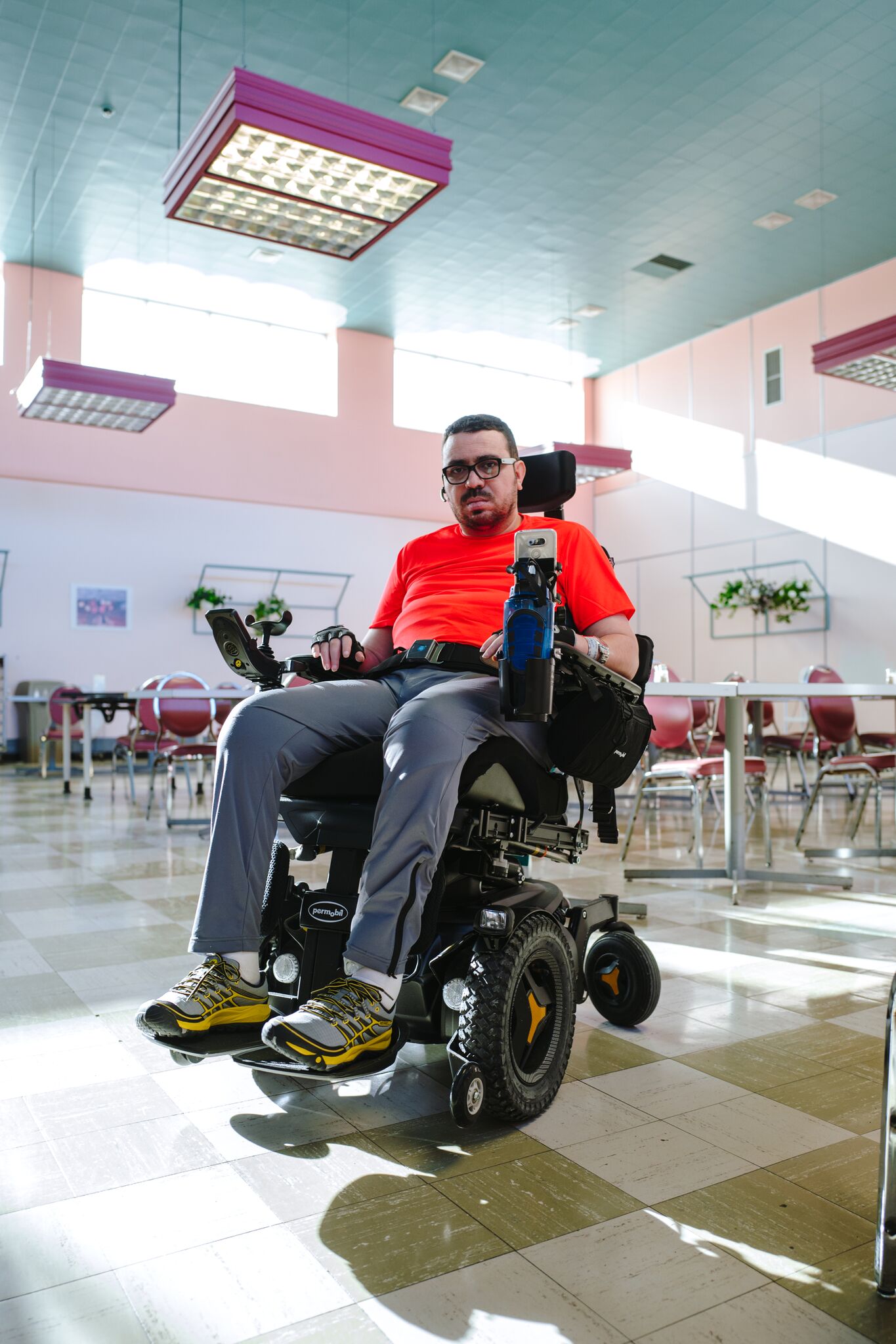 Aymen Derbali se déplace en fauteuil roulant depuis la fusillade à la mosquée de Québec.