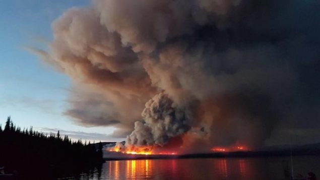 Un violent feu de forêt avance dans le parc Tweedsmuir en Colombie-Britannique.