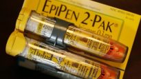 Un emballage de deux auto-injecteurs d'épinéphrine de marque Epipen.